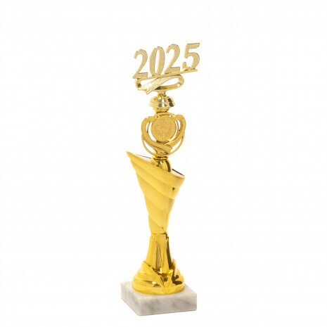 Figúrka 2025 na elegantnom podstavci A