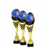 Zemeguľa na čierno-zlatej trofeji