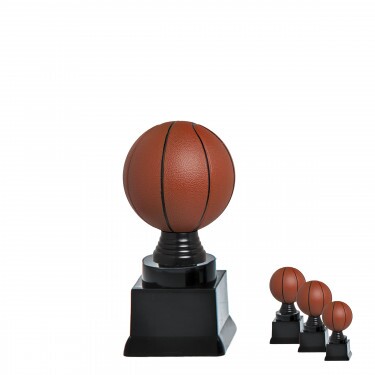 Farebný basketbal na čiernom blokovom podstavci C